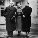 Benjamin Szymin with his wife Regina and daughter Halina Szymin-Shneiderman in Otwock in 1937