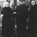 Benjamin Szymin with wife Regina and her sister Malka in Otwock ghetto in 1942